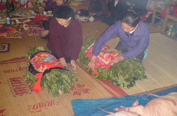 3 11 Nghi thức „đóng cương cho ngựa xanh Nguồn Tác giả chụp tại nhà Then 10