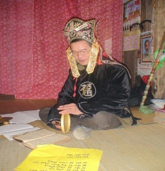 3 13 Thầy Tào Nguyễn Văn Khâm người cấp sắc cho Then Lực trong nghi lễ lẩu 11