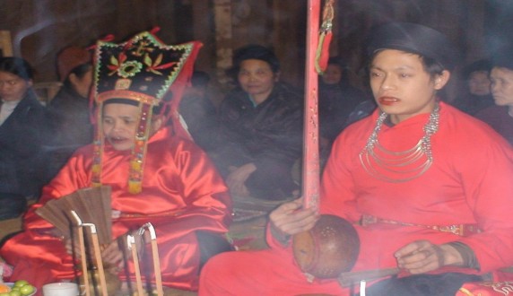 3 15 Then Lường Thị Đứng hiệu Huyền dẫn và Then Hoàng Văn Lực trong lễ tăng 13