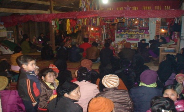 3 10 Người dân tới tham gia trong lễ Tăng sắc Nguồn Tác giả chụp tại nhà 9