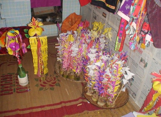 5 1 2 Đồ vàng mã trong nghi lễ Then Nguồn Tác giả chụp tại lễ tăng sắc Then 4