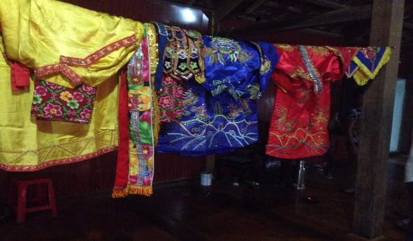 5 2 1 Trang phục thầy Then 5 2 2 Mũ Then 5 2 3 Túi Then Nguồn Tác giả chụp ngày 7