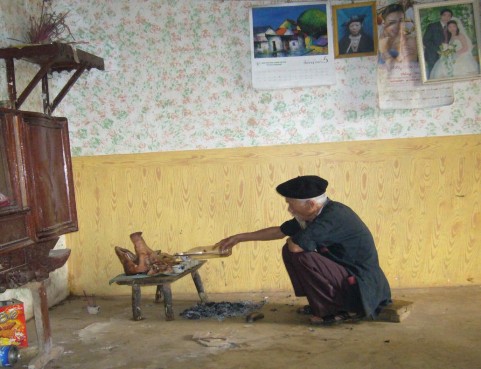 Ảnh 5 Lễ trả ơn tổ tiên sau khi sinh con Nguồn Vũ Thị Uyên chụp tại xã Ba 5