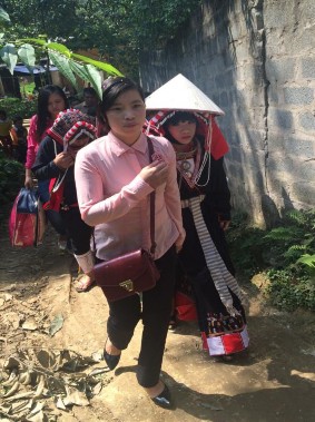 Ảnh 17 Bà mùi te đưa cô dâu về nhà chồng Nguồn Vũ Thị Uyên chụp tại xã Ba 11