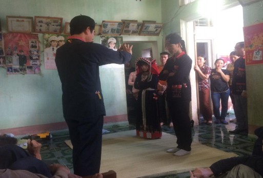 Ảnh 22 Thầy cúng làm phép trong lễ tơ hồng Nguồn Vũ Thị Uyên chụp tại xã 16