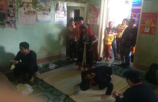 Ảnh 23 Cô dâu chú rể bái yết tổ tiên trong lễ tơ hồng Nguồn Vũ Thị Uyên 17