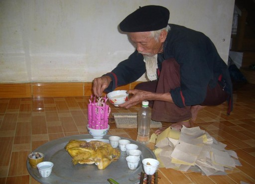 Ảnh 8 Thầy cúng hành lễ trong lễ đầy tháng Nguồn Vũ Thị Uyên chụp tại 2