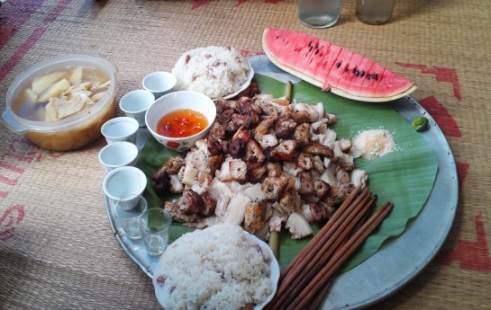 Ảnh 9 Cỗ lá trong lễ đầy tháng Nguồn Vũ Thị Uyên chụp tại xã Ba Vì 2013 3