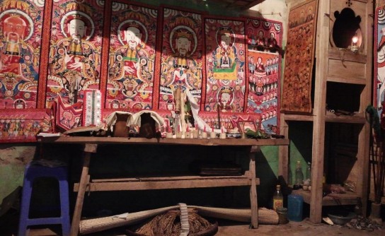 Ảnh 42 Bàn cúng lễ cấp đèn quá tăng Nguồn Vũ Thị Uyên chụp tại xã Ba 16