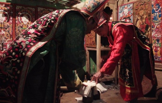 Ảnh 44 Thầy cúng chuẩn bị làm lễ cấp đèn Nguồn Vũ Thị Uyên chụp tại 18