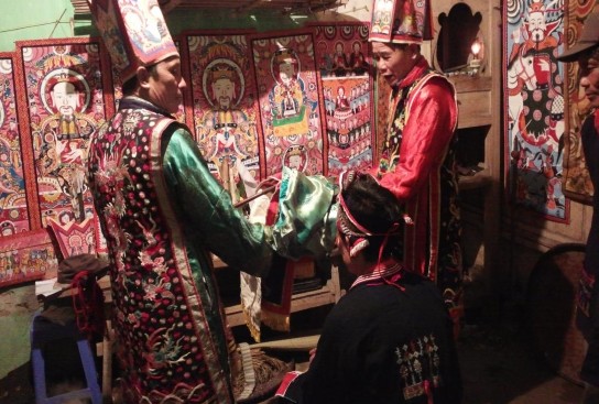 Ảnh 45 Cấp áo và gậy cho người thụ lễ Nguồn Vũ Thị Uyên chụp tại xã Ba 19