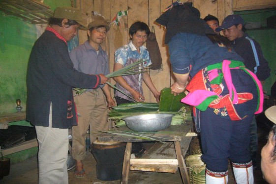 Ảnh 33 Chuẩn bị bánh cho lễ cấp sắc Nguồn Vũ Thị Uyên chụp tại xã Ba 7