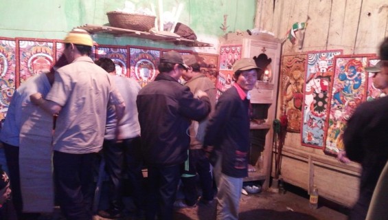 Ảnh 34 Treo tranh chuẩn bị làm lễ cấp sắc Nguồn Vũ Thị Uyên chụp tại xã 8