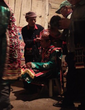 Ảnh 46 Mặc áo rồng cho người thụ lễ Nguồn Vũ Thị Uyên chụp tại xã Ba 1