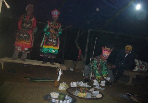 Ảnh 62 Cúng tấu báo Ngọc Hoàng Nguồn Vũ Thị Uyên chụp tại xã Ba Vì 2013 17