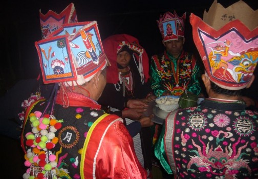 Ảnh 63 Vợ chồng người thụ lễ và các thầy cúng dâng lễ Ngọc Hoàng Nguồn 18