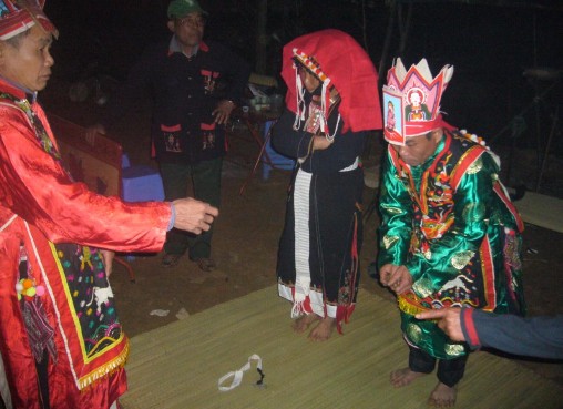 Ảnh 64 Vợ chồng người thụ lễ vái lạy Ngọc Hoàng và các thầy cúng Nguồn 19