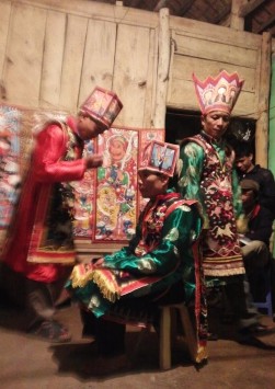 Ảnh 47 Thầy cúng làm lễ cấp đèn Nguồn Vũ Thị Uyên chụp tại xã Ba Vì 2