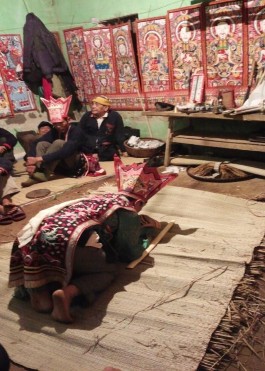 Ảnh 66 Thầy cúng phù phép vào đệm rơm Nguồn Vũ Thị Uyên chụp tại xã Ba 21