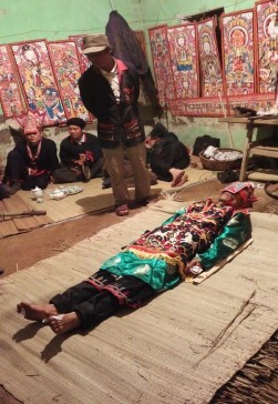 Ảnh 67 Người thụ lễ nằm trên đệm rơm Nguồn Vũ Thị Uyên chụp tại xã Ba 22