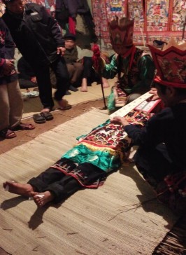 Ảnh 68 Thầy cúng yểm bùa cho người thụ lễ Nguồn Vũ Thị Uyên chụp tại 23