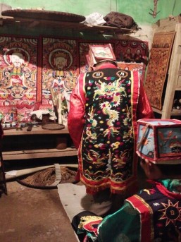 Ảnh 50 Thầy cúng dẫn người thụ lễ qua cầu 3 đèn Nguồn Vũ Thị Uyên chụp 5