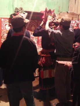 Ảnh 54 Mặc trang phục thầy cúng cho người thụ lễ Nguồn Vũ Thị Uyên chụp 9