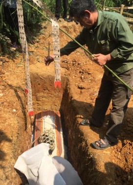 Ảnh 86 Thả gà dẫn linh hồn xuống huyệt Nguồn Vũ Thị Uyên chụp tại xã Ba 16