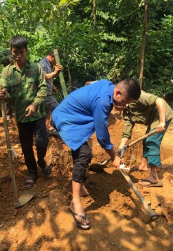 Ảnh 88 Lấp huyệt Nguồn Vũ Thị Uyên chụp tại xã Ba Vì 2016 Ảnh 89 Mộ 18