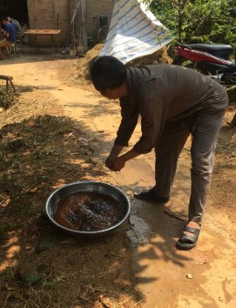 Ảnh 91 Rửa tay nước chè khi đưa ma về Nguồn Vũ Thị Uyên chụp tại xã Ba 21