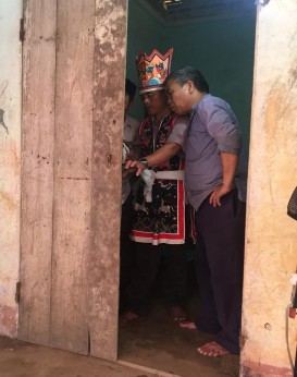 Ảnh 92 Thầy cúng làm phép sau khi đưa ma Nguồn Vũ Thị Uyên chụp tại xã Ba 22