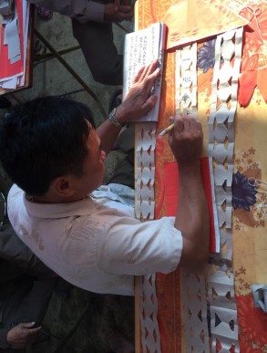 Ảnh 73 Làm cờ chuẩn bị cho đám tang Nguồn Vũ Thị Uyên chụp tại xã Ba Vì 3