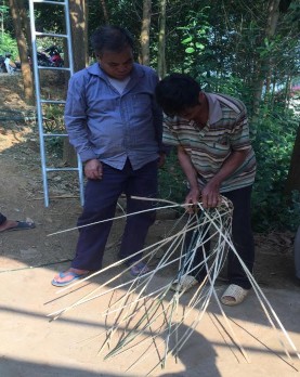 Ảnh 75 Đan lồng gà chuẩn bị đám tang Nguồn Vũ Thị Uyên chụp tại xã Ba 5