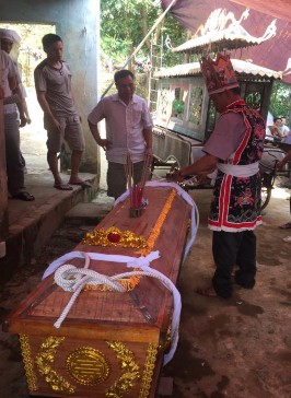 Ảnh 79 Thầy cúng làm phép trước khi đưa ma Nguồn Vũ Thị Uyên chụp tại xã 9