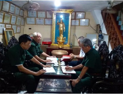 Ảnh 3 Ông Lâm Văn Bảng họp với Ban liên lạc Các chiến sĩ cách mạng bị 6