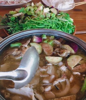 Hình 35 Thỏ nấu chao trong nồi ở giữa bàn Nguồn Nguyễn Diễm Phúc năm 5