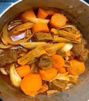 Hình 35 Thỏ nấu chao trong nồi ở giữa bàn Nguồn Nguyễn Diễm Phúc năm 6