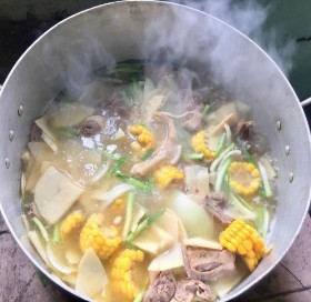 Hình 35 Thỏ nấu chao trong nồi ở giữa bàn Nguồn Nguyễn Diễm Phúc năm 7