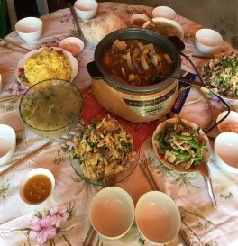 Hình 35 Thỏ nấu chao trong nồi ở giữa bàn Nguồn Nguyễn Diễm Phúc năm 8