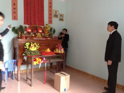 Ảnh 7 Quan lang đang báo cáo gia tiên tại nhà trai Nguồn Tác giả chụp tại 1