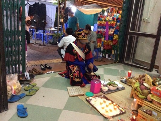 Ảnh 16 Thầy tào đang làm lễ Nguồn Tác giả chụp tại đám ma của chị HTN 10