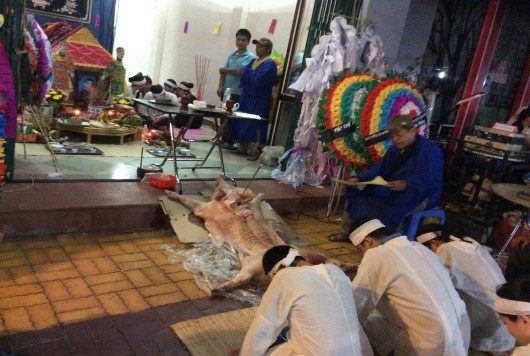 Ảnh 17 Họ hàng bên chồng đang làm lễ cúng người quá cố Nguồn Tác giả 11