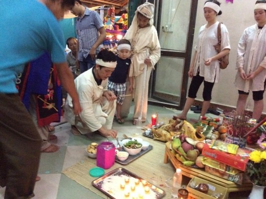 Ảnh 18 Chồng và con đang làm lễ mời cơm người quá cố Nguồn Tác giả chụp 12