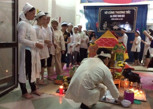 Ảnh 19 Chồng đang làm lễ mời cơm người quá cố Nguồn Tác giả chụp tại 13