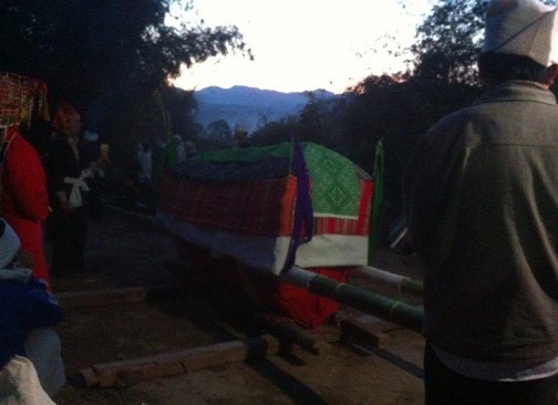 Ảnh 8 Quan tài và nhà táng trong lễ tang của người Mường tại xóm Ải xã 2