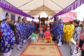 Ảnh 3 Lễ độ Hà Nguồn tác giả 02 2017 Ảnh 4 Chui kiệu và quay kiệu 3