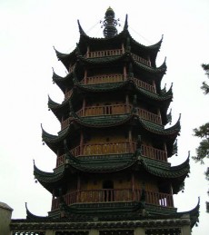 Thay vì được lấp đầy bằng những hình tượng khổng lồ trung tâm của nhiều 1