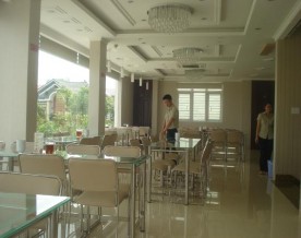 Ảnh 19 Kiểm tra bày bàn Ảnh 20 Kiển tra xe đẩy phục vụ Ảnh 21 Nhân viên 19