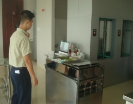 Ảnh 20 Kiển tra xe đẩy phục vụ Ảnh 21 Nhân viên mở cửa đón chào khách 20