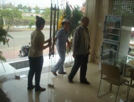 Ảnh 21 Nhân viên mở cửa đón chào khách Ảnh 22 Nhân viên tiếp nhận yêu cầu 21